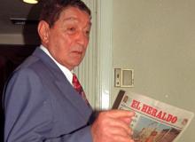 Rafael Escalona leyendo El Heraldo