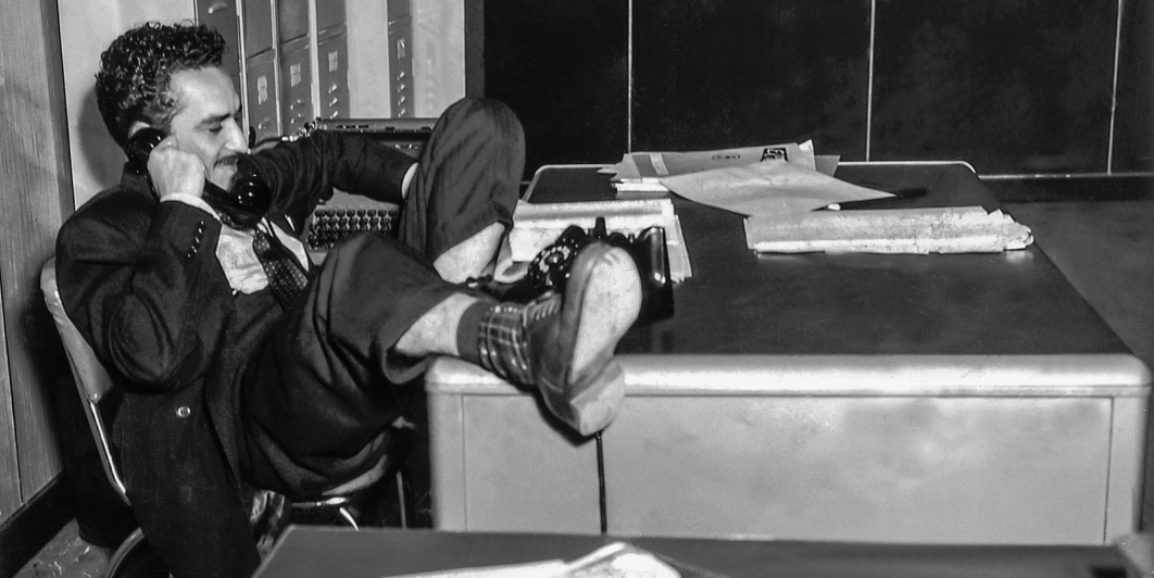 Gabo en la redacción de El Espectador, 1954. Foto: Archivo El Espectador.