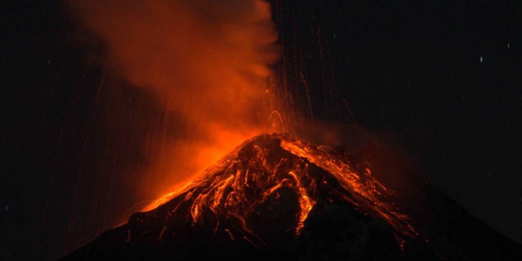 Volcán de Fuego en Guatemala emitiendo lava.
