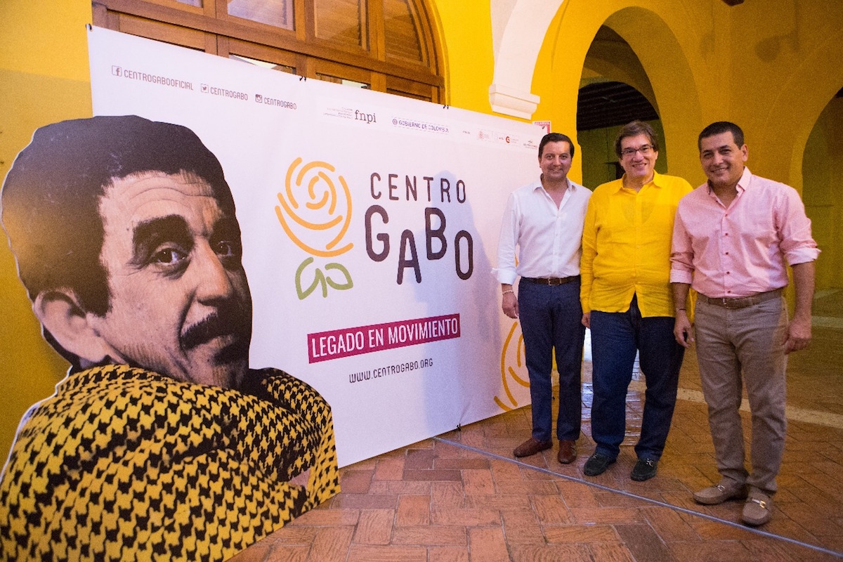 David Luna, ministro TIC; Jaime Abello Banfi, director general de la FNPI, y Dumek Turbay, gobernador de Bolívar firman el acta de intención para destinar el edificio del Palacio de la Proclamación como sede del Centro Gabo.