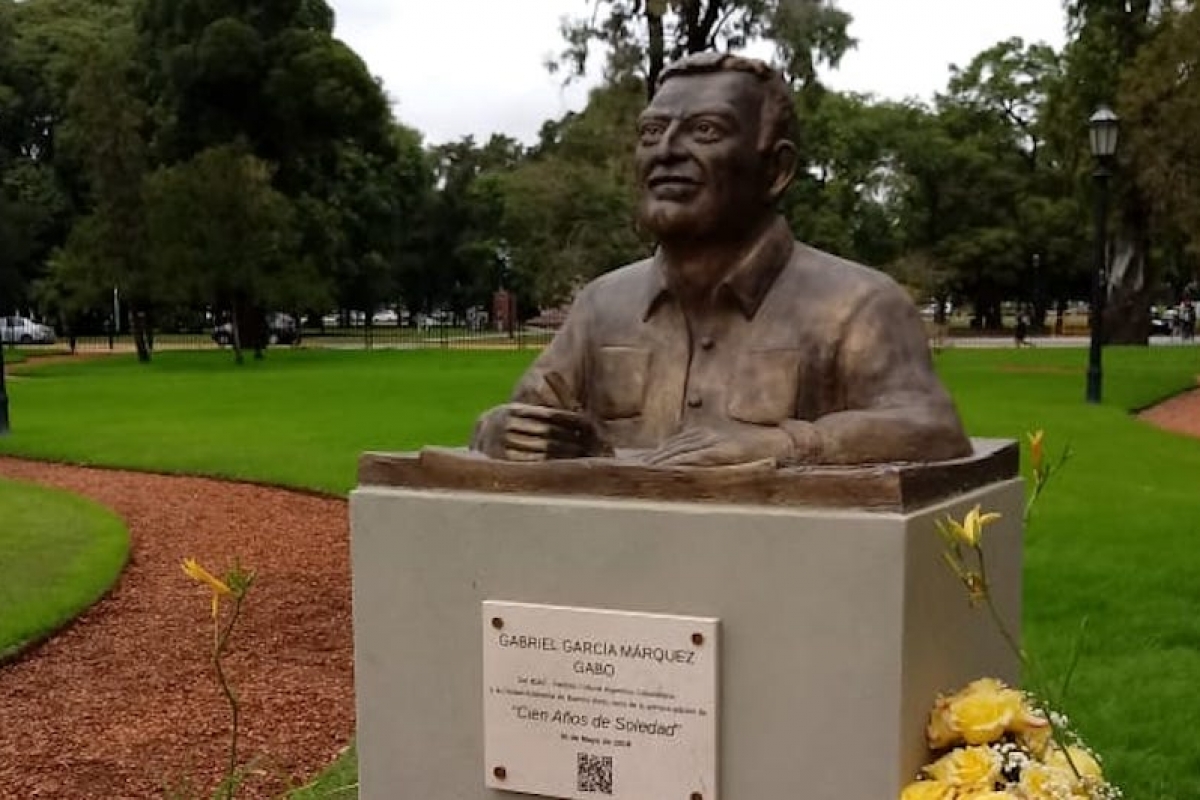 Monumento en honor a Gabriel García Márquez en Buenos Aires, Argentina.