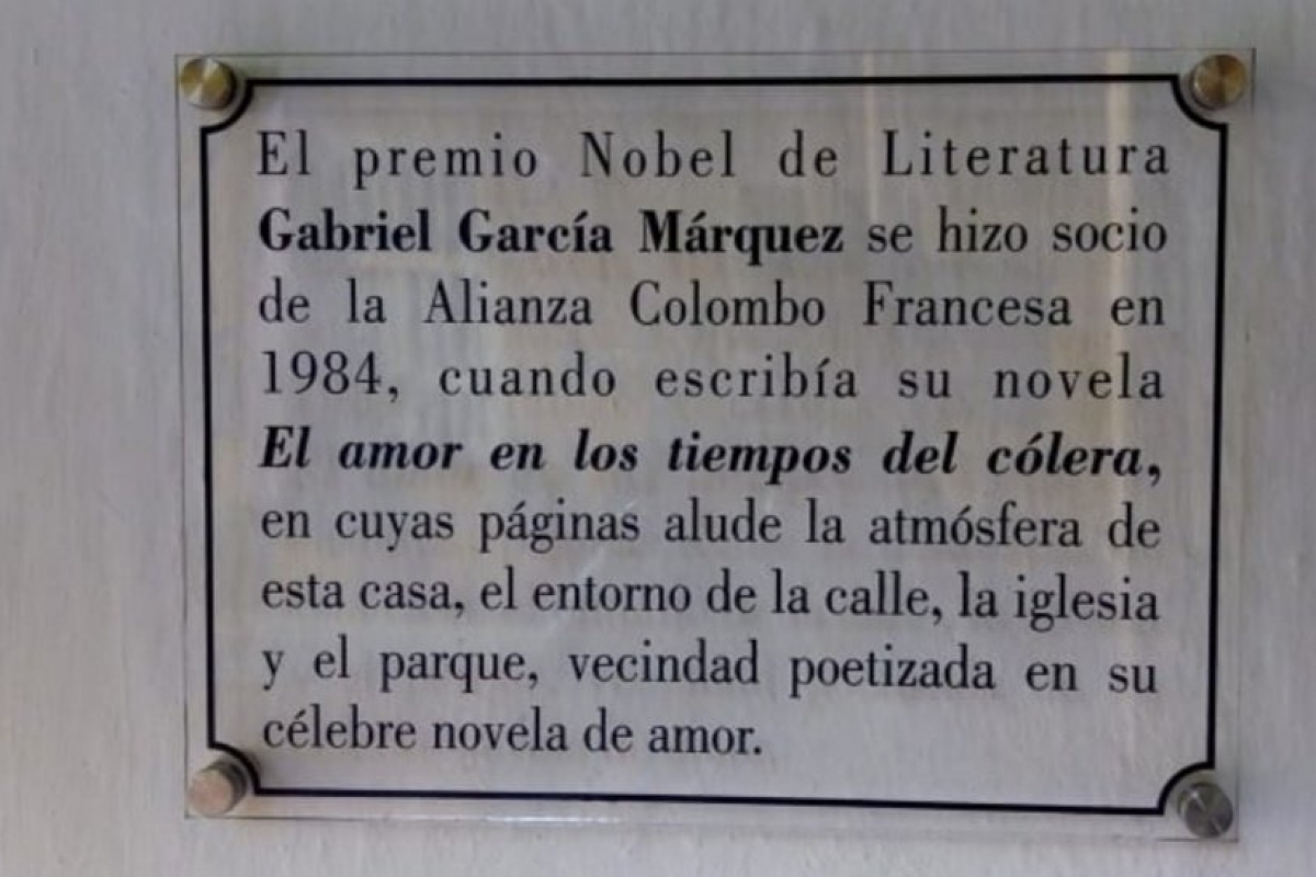 Placa homenaje a Gabo en la Alianza Francesa