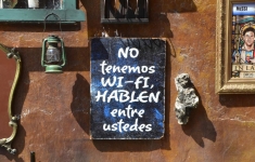 "No tenemos wi-fi, hablen entre ustedes"