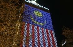 Bandera de Malasia en la fachada de un edificio.