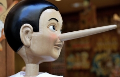 Pinocho diciendo mentiras.