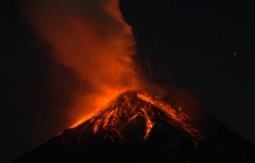 Volcán de Fuego en Guatemala emitiendo lava.