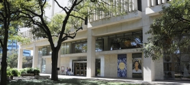 El Harry Ransom Center de la Universidad de Texas en Austin. Fotografía por Anthony Maddaloni. Imagen cortesía del Harry Ransom Center
