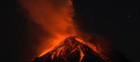 Volcán de Fuego en Guatemala emitiendo lava.