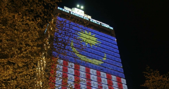 Bandera de Malasia en la fachada de un edificio.