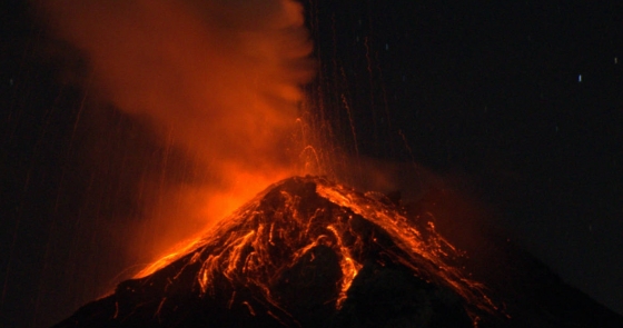 Volcán de Fuego en Guatemala emitiendo lava.