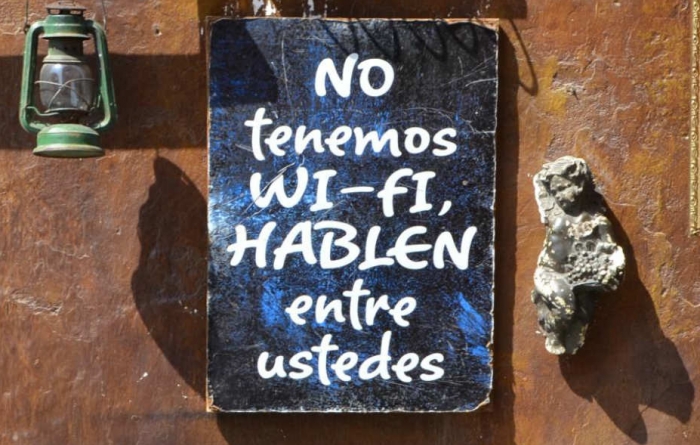 "No tenemos wi-fi, hablen entre ustedes"