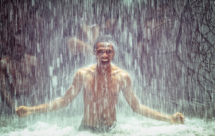 Hombre bajo la lluvia