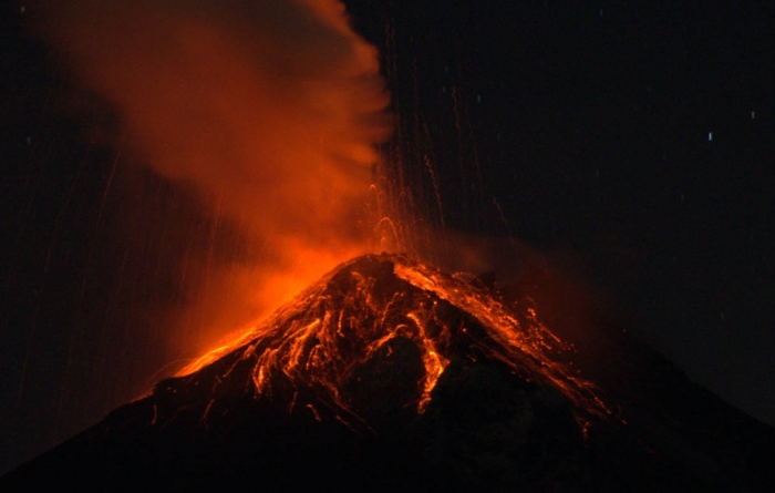 Volcán de Fuego en Guatemala emitiendo lava.